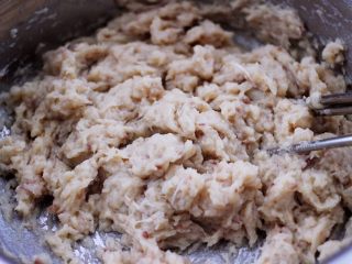 13、鲜美无比的鲅鱼饺子,继续顺时针方向搅拌上劲，直至鱼馅打出鱼茸即可。
