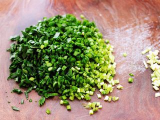 14、鲜美无比的鲅鱼饺子,韭菜摘洗干净后，用刀切碎，韭菜的根部切出不要。