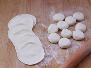20、鲜美无比的鲅鱼饺子,摁扁后用擀面杖擀成圆形薄面皮。