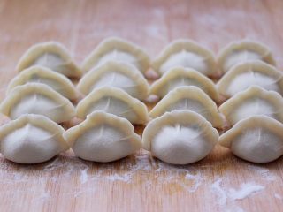 23、鲜美无比的鲅鱼饺子,依次包好所有的鲅鱼饺子后。