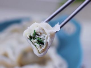 25、鲜美无比的鲅鱼饺子,把煮好的鱼饺子盛到盘子里面、配上自己喜欢的蘸料就可以了，嘻嘻，鲜掉眉毛没人管哟。