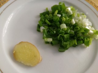 5、冬瓜鲫鱼汤,切片姜,一段葱,适量葱花。