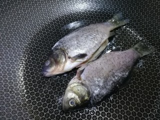 7、冬瓜鲫鱼汤,热锅倒入适量油,油热放入鲫鱼,先不要急着翻动,文火煎,一面煎的差不多,晃动一下锅,鱼能离锅滑动的时候,铲子翻身再煎另一面。