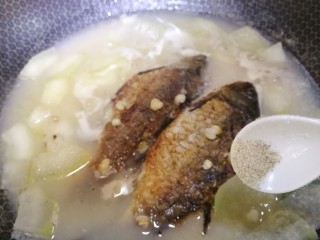 15、冬瓜鲫鱼汤,根据自己的口味加盐调味、加白胡椒粉增香。
