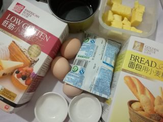 1、草莓泡芙,准备好材料。鸡蛋打成全蛋液。