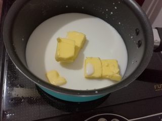 2、草莓泡芙,黄油，水，糖，盐放入奶锅。