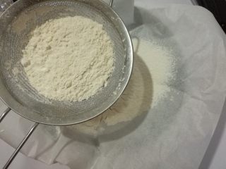 3、草莓泡芙,高筋粉低筋粉过筛。