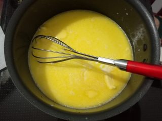 4、草莓泡芙,奶液中火加热至沸腾。