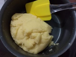 5、草莓泡芙,关火，加入过筛好的面粉，搅拌均匀。继续小火加热至水分蒸发，面团细腻。