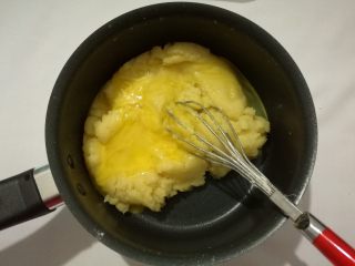 6、草莓泡芙,离火，慢慢加如全蛋液，少量多次，每次的蛋液与面团搅拌均匀后再加入下一次。