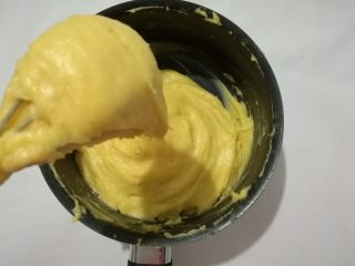 7、草莓泡芙,直到蛋液用完，提起打蛋器，面团呈倒三角状即可。烤箱预热上下火210度15分钟。