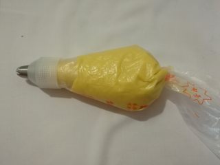 8、草莓泡芙,裱花带装入八齿裱花嘴，装入面糊。