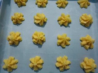 9、草莓泡芙,垂直挤在铺了油纸的烤盘