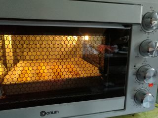 10、草莓泡芙,送入预热好的烤箱，210度烤10分钟，转150度继续烘烤18分钟即可。