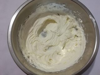 11、草莓泡芙,淡奶油加入糖，电动打蛋器充分打发。