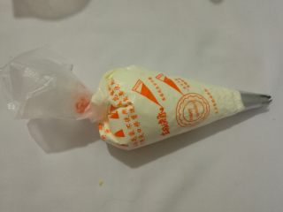 12、草莓泡芙,装入裱花袋。