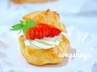 13、草莓泡芙,用锯齿刀在泡芙的三分之一处切开，不切断，打发好的奶油挤进泡芙内，加入洗净晾干的草莓即可。