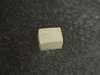 2、 鳕鱼蔬菜米饼,豆腐焯水,去除豆腥味。