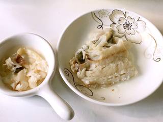 7、 鳕鱼蔬菜米饼,将鳕鱼肉剔出来,要仔细检查是否有鱼刺。