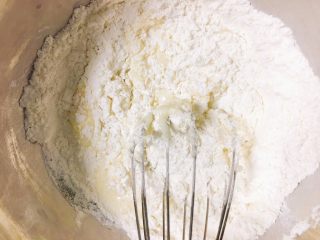 2、网红芝麻海苔小贝,牛奶跟油跟20克糖一起混合捞匀以后倒入低筋面粉捞匀直到没有颗粒状