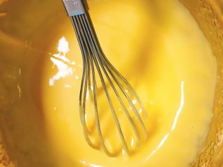 3、网红芝麻海苔小贝,再将捞好的面粉倒入蛋黄中继续捞匀至没有颗粒状