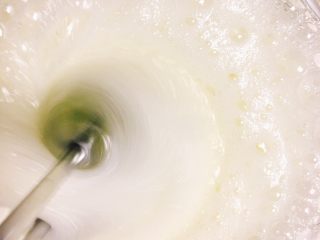 4、网红芝麻海苔小贝,开始打发蛋，白糖分三次加入蛋白内一起打发