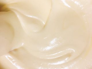 6、网红芝麻海苔小贝,然后将三分之一蛋白倒入捞好的蛋黄中拌匀，之后加入第二次蛋白继续捞，第二次可不用拌匀