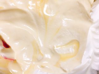 7、网红芝麻海苔小贝,接着把拌过的蛋黄倒入剩下的蛋白中拌匀，记得一次一定要拌匀