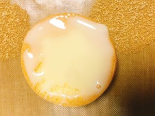 9、网红芝麻海苔小贝,出烤箱以后蛋糕胚底下刷上炼乳合起，外面也刷上炼乳裹上肉松即可