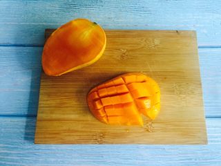 2、芒果奶昔+夏天的味道,切开芒果在果肉上竖着划几刀，再横着划几刀