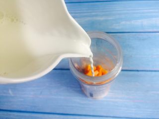 5、芒果奶昔+夏天的味道,倒入80ml牛奶