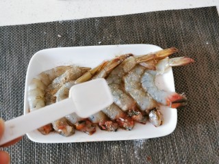3、炸虾球,依次处理好 均匀撒上1克盐入味 胡椒粉去腥