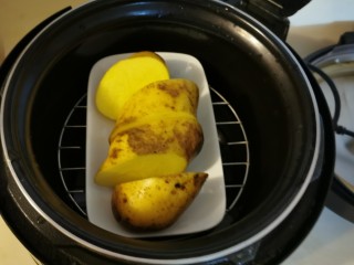 4、炸虾球,土豆清洗干净 放入压力锅蒸熟