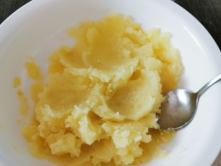 5、炸虾球,蒸熟后去皮 用勺子压成泥