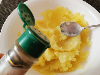 6、炸虾球,土豆泥放入2克盐和胡椒粉 搅拌均匀