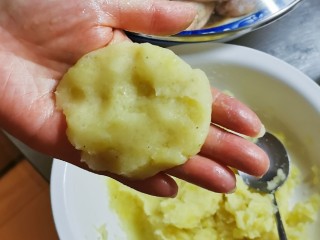 7、炸虾球,取适量土豆泥 压扁