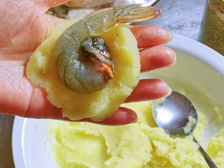 8、炸虾球,放入一只腌好的虾 包成球状 虾尾留在外面