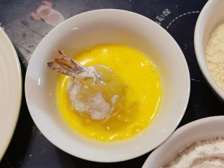 11、炸虾球,在鸡蛋液里滚一圈