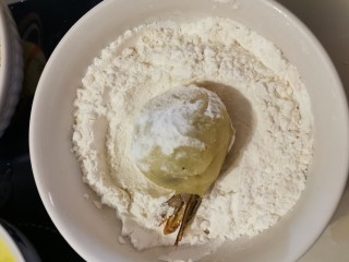10、炸虾球,在面粉里滚一圈