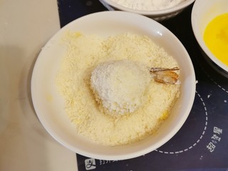 12、炸虾球,均匀包裹上面包糠