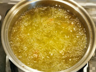 14、炸虾球,炸锅放入食用油 油温烧至6成热 放入虾球 炸制