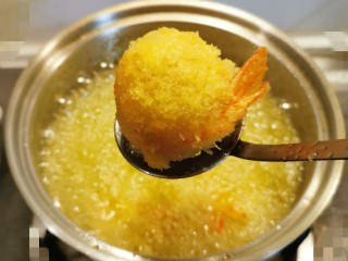 15、炸虾球,炸至金黄捞出