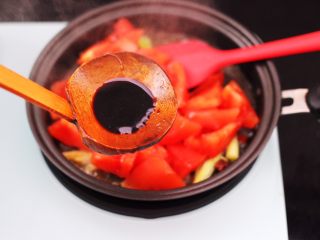 6、虾滑番茄豆干汤,这个时候加入生抽调色。