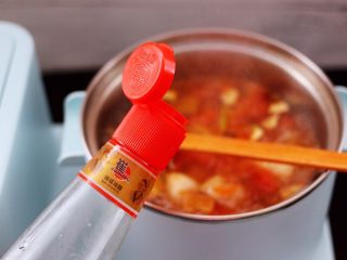 15、虾滑番茄豆干汤,加入芝麻油增加香味。