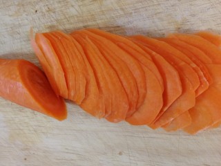 2、炸胡萝卜丸子,斜切薄片。