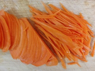 3、炸胡萝卜丸子,切成丝。