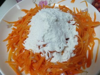 9、炸胡萝卜丸子,放入大半碗面粉。