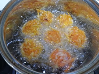 14、炸胡萝卜丸子,中途翻个面。