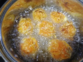 15、炸胡萝卜丸子,炸至金黄，出微微甜味即可。