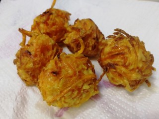 16、炸胡萝卜丸子,夹出放在厨房纸上吸油。